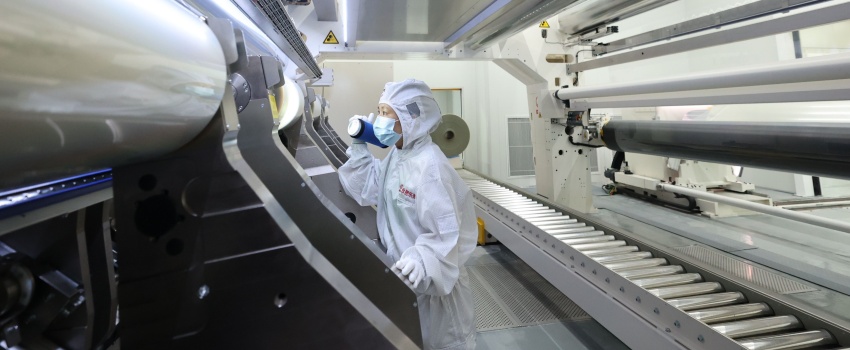 技術(shù)攻堅結(jié)碩果！合肥樂凱成功下線超寬幅超薄高端光學(xué)聚酯薄膜